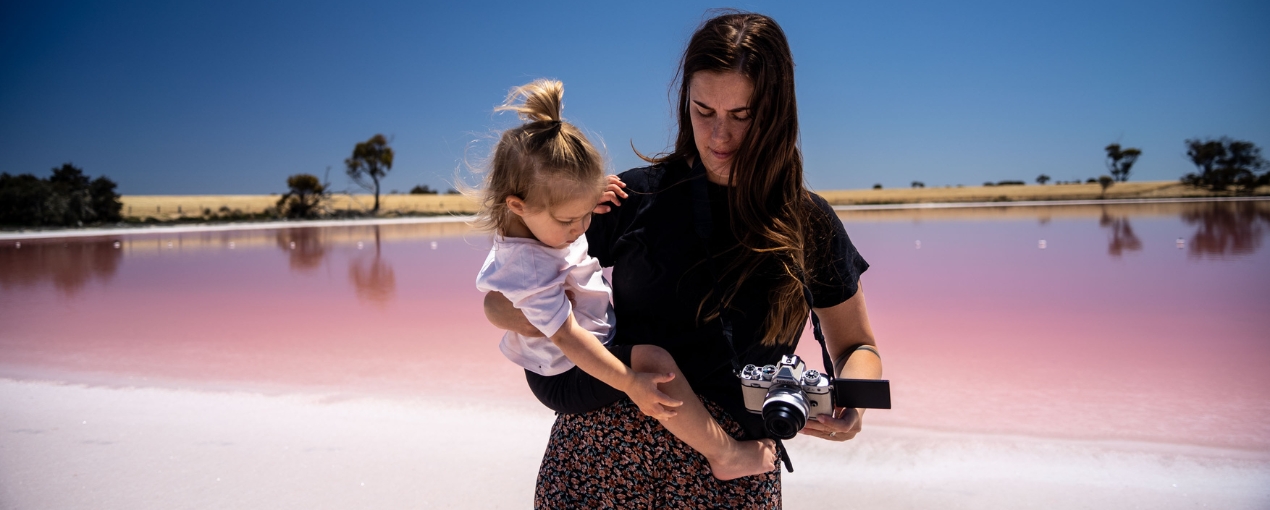 Exchange Country artist Emily with her daughter